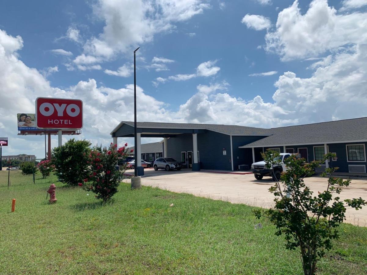 Oyo Hotel Pearsall I-35 West Eksteriør billede