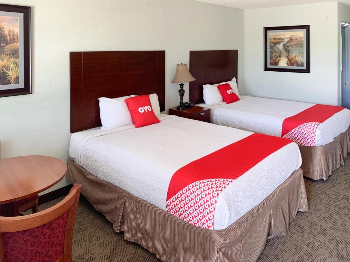 Oyo Hotel Pearsall I-35 West Eksteriør billede