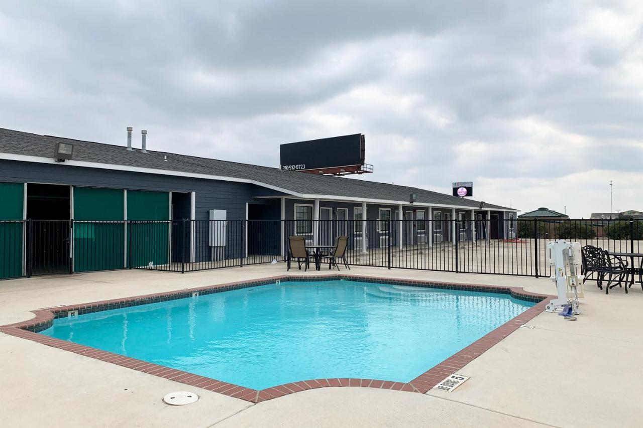 Oyo Hotel Pearsall I-35 West Eksteriør billede