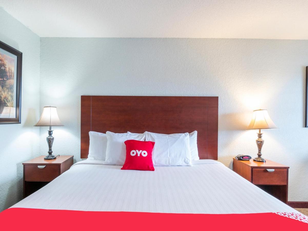 Oyo Hotel Pearsall I-35 West Eksteriør billede