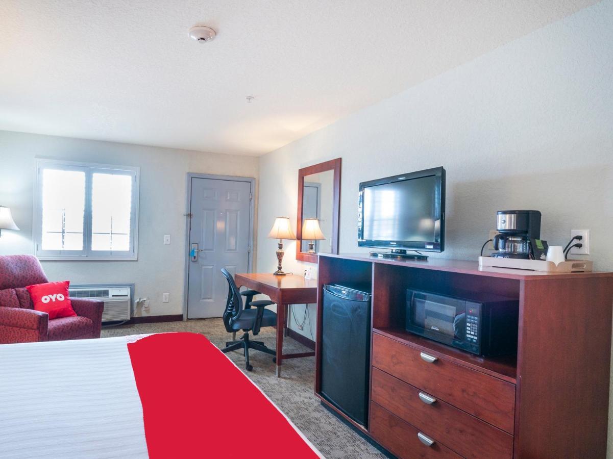 Oyo Hotel Pearsall I-35 West Eksteriør billede
