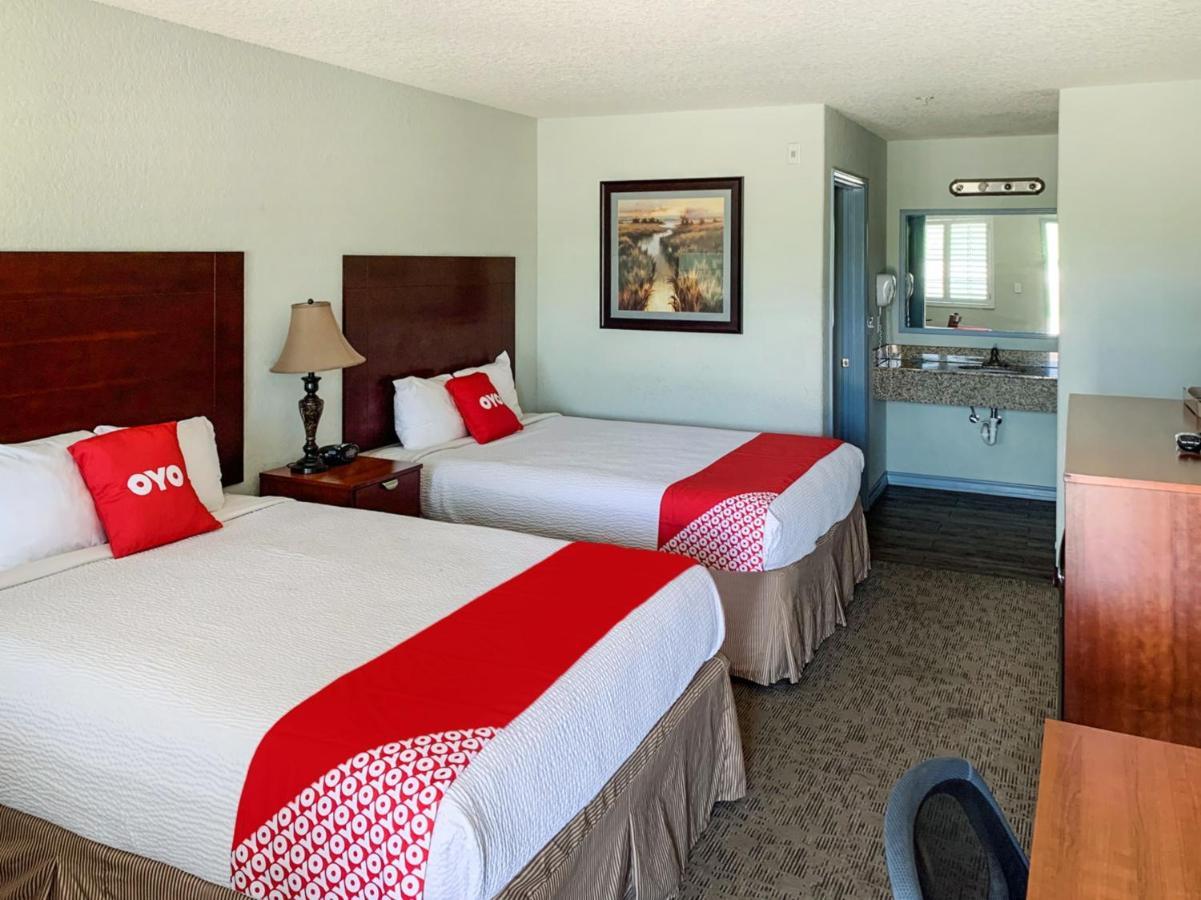 Oyo Hotel Pearsall I-35 West Eksteriør billede